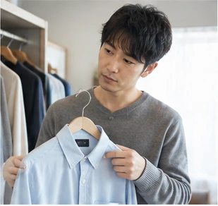 服装に悩む男性