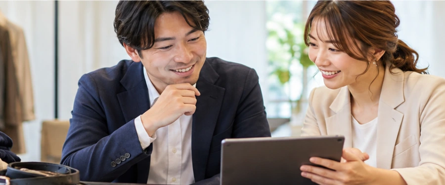 服装や身だしなみを相談する男性と女性スタイリスト