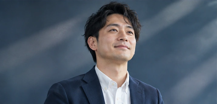 前を向く男性の写真